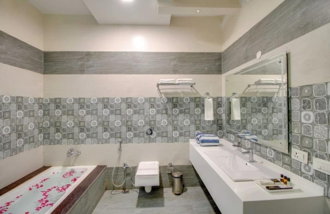Superior Room with Bathtub - View 2